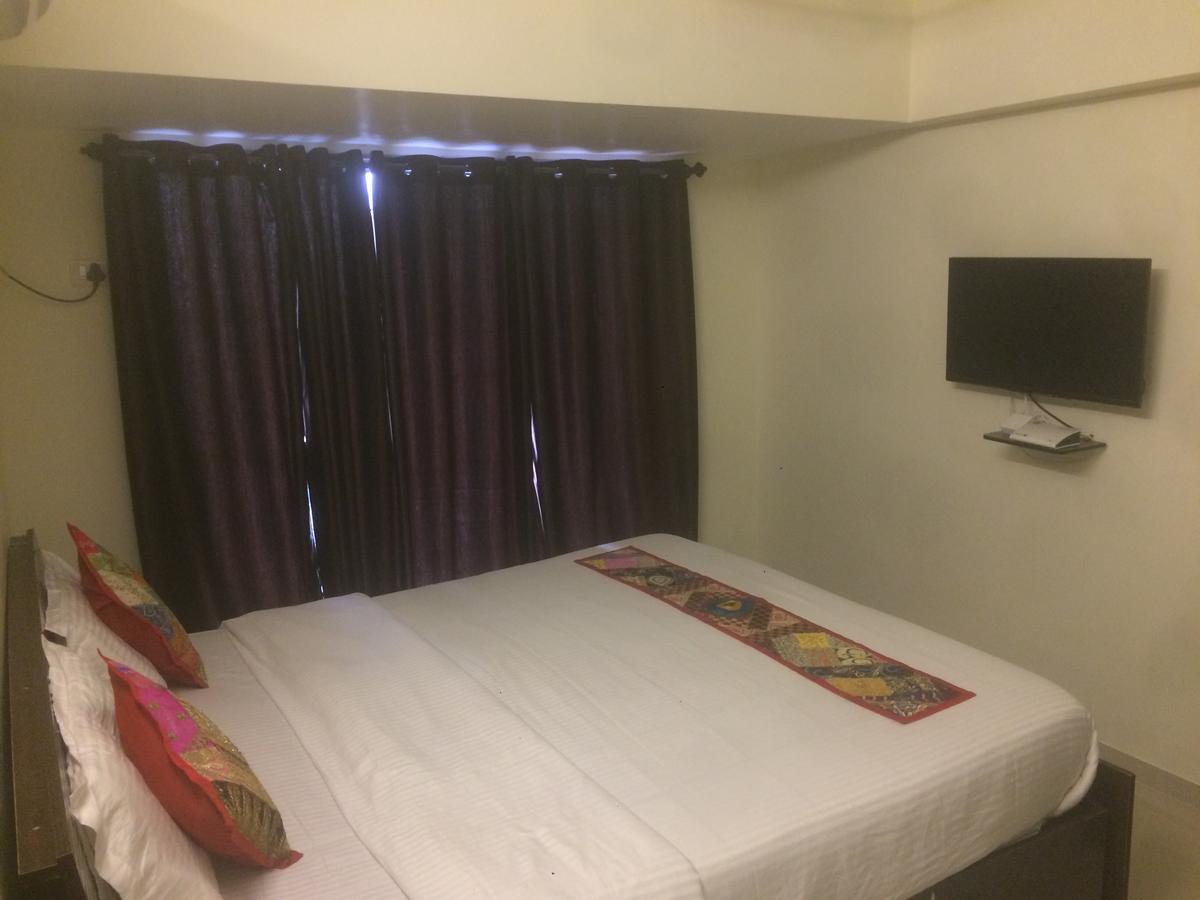 Poonam Hieghts Bed & Breakfast Mumbai Exterior photo